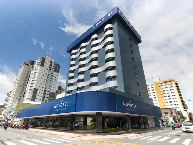 Fachada do Novotel Itajaí