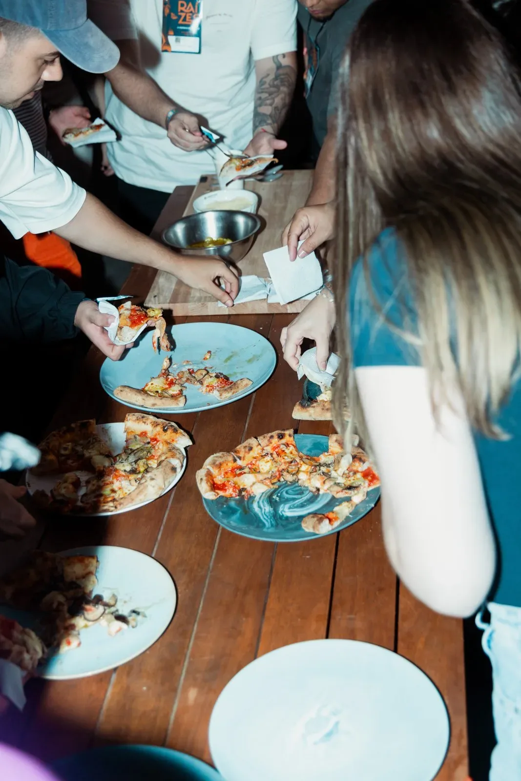 Pratos servidos à mesa no Festival Gastronômico